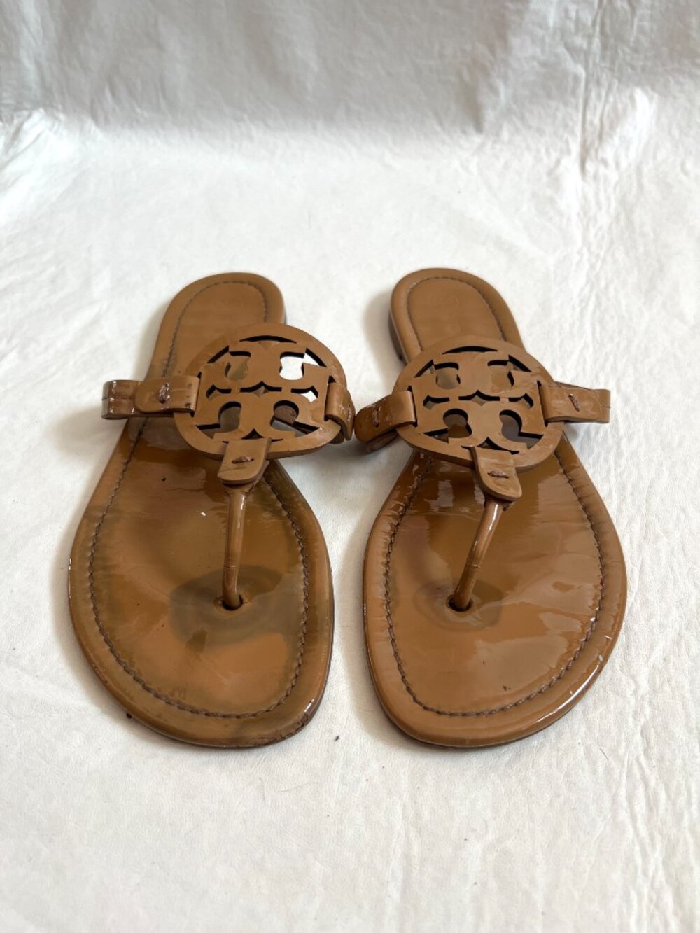 Tory Burch sandals miller flat flip flop tan patent leather size 8 monogram - Picture 2 of 12